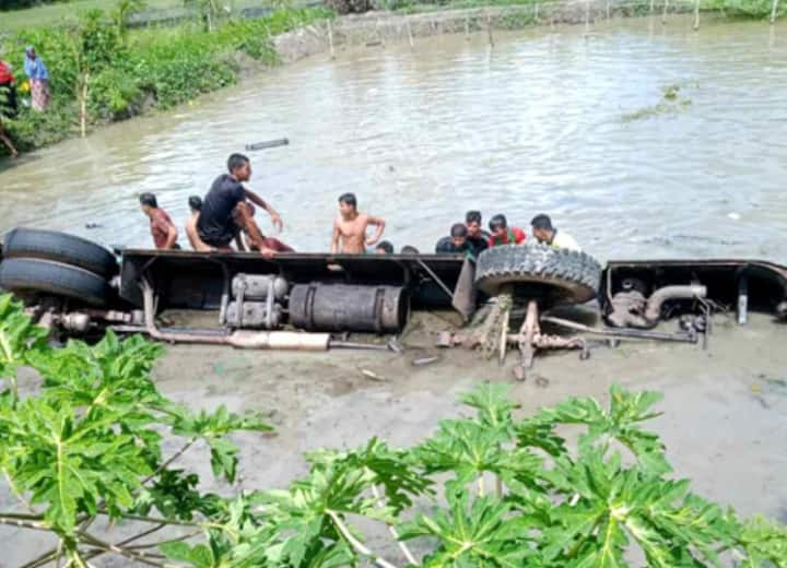 Huge street accident in Bangladesh, bus stuffed with passengers fell into the pond, 17 died